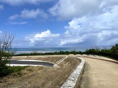 ニシ浜へのスロープです。
こちらを自転車で下る動画をYoutubeでよく見かけました。
たくさん予習してきたので島に渡ることができて本当に良かった。