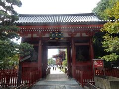 「二天門」から浅草寺境内を出ました。

「二天門」は、本堂の東に建つ慶安2（1649）年に浅草寺の東門として創建された朱塗りの門です。