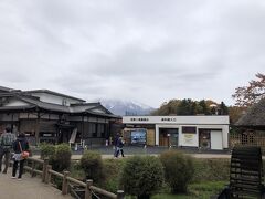 富士山周辺といえば、忍野八海がベタ。
約15年ぶりに訪れました。
入国規制が撤廃されたので、外国人も結構いましたが、中〇人がいないので、立入検査エリアに入って写メしている人やぶかぶかタバコを吸っている人など、いなかったのですね。
