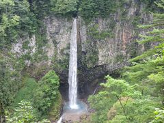 その1にて
　岐阜県北西部の「大白川ダム」を目指して早朝に東京を出発、ルート的には長野県の松本より安房峠を抜けて高山経由のルートが最短ルート。このルート上には上高地の手前の梓川に日本でも唯一と思われるアーチ式ダムが3連で並ぶ場所が在ります。既に訪問済みのダムではありますが本日は行程的に多少なりともゆとりが有るため寄り道しながら向かう事としました。
何時見てもアーチ式ダムは機能美に溢れ美しく、3連のダムは各ダムともまるで一般的な男子の三兄弟の様な性格付けが為されていて面白かったです。

※その１の様子はこちら
　https://4travel.jp/travelogue/11787081

その2にて
　岐阜県北西部と言えば世界遺産白川郷を擁する場所、しかし今回は「道の駅　白川郷」にて少しだけ合掌造りの雰囲気に触れ、白山山麓に在る「大白川ダム」を目指します。2022年は工事の関係で僅かな期間しか訪問出来ませんが、自然豊かで素晴らしい場所でした、近隣に在る日本三大名瀑「白水の滝」も素晴らしかったです。

※その2の様子はこちら
　https://4travel.jp/travelogue/11787530

※写真は「その2」の最終地「白水の滝」