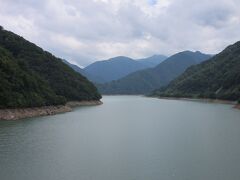 ダム天端よりダム湖方面を望む

「境川ダム」によって形成されたダム湖は「桂湖」と言います