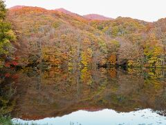 大好きな曲沢沼。
ここでも三脚を構えて写真撮る人が大勢。
太陽が沈みかけています。
ホントにギリギリ間に合いました。