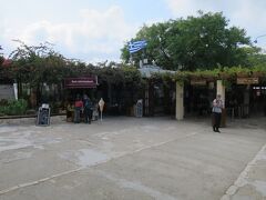 遺跡のチケット売り場。2-3人程度の列で大した混雑ではありません。窓口2つのうち片方（右側）はカードが利用できず、並び直している人がいましたね。
このチケット売り場の近くにはプライベートガイドの呼び込みがたくさんいます。実際にガイドさんといっしょにまわっている観光客の姿もチラホラ見かけました。