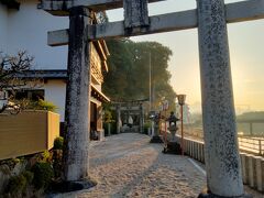 きょう最初に訪れたのは伊万里駅から歩いて12，3分の伊万里川のほとりにある伊万里神社。
