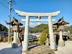 磁器の町有田の神社だけあって、この鳥居は白磁でできています。