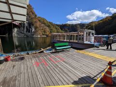 まずは船内が畳の遊覧船で水上から帝釈峡を楽しみました。