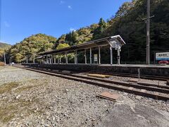 神龍湖からバスで30分程移動し、ギリギリ奥出雲おろち号の入線前に備後落合駅に到着しました。