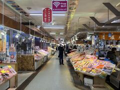 函館駅のすぐ横にあります。
駅二市場に行きたいお店があるのでそこを目指します