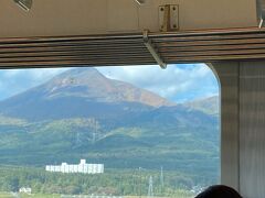 このキレイな山の後、猪苗代駅で1時間停車するハメに。
先の駅で何かあったのか、線路の点検をすることになったそう。
ホントは、郡山駅で降りて1時間くらい散策する予定だったけどナシに。
後は仙台空港に向かうだけ。
絶対乗らなければならない、仙台行きの新幹線にもギリギリで乗れて一安心。
猪苗代駅での停車中は、仙台空港に間に合わなかったらどーしようと、気が気じゃなかった。

こんなハプニングもあったけど、
会津若松は、たくさんのレトロ建築物。
喜多方は、蔵。
大内宿は、タイムスリップしたような地域。
普段、目にしないような物に出会えた旅でした。
最終日、歩行数20,000歩。

最後までご覧いただきありがとうございました！


