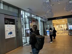 ランチを終えて梅田の地下街を歩いているとちょうど阪神百貨店がリニューアルオープンする日だった。大混雑を避け、御堂筋線で天王寺に移動。