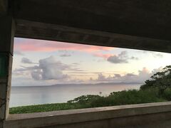 ピンク色に染まる空と海を、ニシ浜の東屋から眺めます。