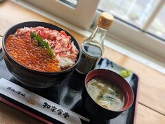 タラバガニとイクラの海鮮丼。