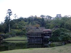 せっかく来たので閉園間際の玄宮園に滑り込みました