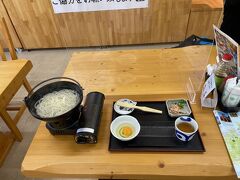 お昼がまだだったのでまずはドライバーさんに美味しい五島うどんの店をリクエスト。案内してくれたのはおっどん亭という手打ちのうどん屋さん。地獄炊きうどんを注文。700円。あご出汁のおつゆが絶品！！