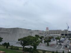 北谷から那覇に戻りました。
沖縄県立博物館美術館。
行ったことないけど、ピラミッドみたいな雰囲気の建物。
キングダムの映画にも出てきそう（笑）