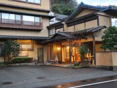 今回の宿泊先「椿の宿 吉田や」に到着！
以前にも宿泊したことがあります。
全室１５部屋の小体な旅館は、大人のお籠りにぴったりです。