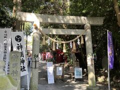 住宅街の細い道を少し登ると神社に到着です。