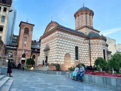 食後はまたお散歩。クルテア・ヴェケ教会。
礼拝中だったので中へ入るのは遠慮しました。

ルーマニアでは国民の80％以上が正教会を信仰しているそうです。
