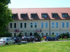 【Schlosshotel  Dresden -Pillnitz　古城ホテル　ドレスデン - ピルニッツ】
 D-01326 Dresden  、August - Boeckstiegel - Strasse 10 
http://www.schlosshotel-pillnitz.de/

4星・全45室。Euro127、135。
18世紀のピルニッツ宮殿の敷地内に立つツエップ家により個人経営されている古城ホテル。
ザクセン州の州都であるドレスデンのザクセン王家の絵のように美しい、かつての夏の離宮であった古城 & 古城庭園の中にあります。それはエルベ川側の美しい環境にあり、ブドウ畑と果樹園に囲まれている。
修復されたばかりの古き良きヨーロッパ情緒の残る館となっている。

ここも宿泊先として検討したが、好みとしてはSchloss Eckberg古城ホテル　エックベルク城の方が優っていた。

写真はSchlosshotel Dresden -Pillnitz古古城ホテル　ドレスデン - ピルニッツ

・・・・・