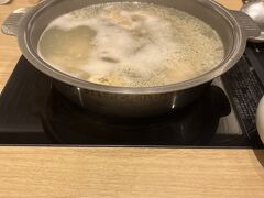 水炊きのお店
濱田屋

金曜日だったので予約したほうがイイというので予約しました。
ほぼ、予約で埋まっていたので正解でした。