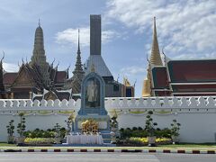 続いて王宮へ行くことにしました。タイ国民は王室への信仰が深く、街中の至る所に国王の写真があります。