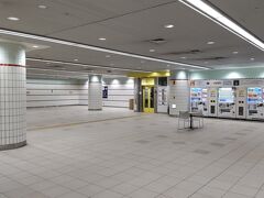 まだ新しく明るいが、通路毎に意匠が異なるほか、ひとつの通路でも幅や高さはまちまち、傾斜や段差もあり、接続がスムーズではなく、淀みも生じている。様々に利用されている駅の拡張開発は難しい。