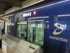 新しい相鉄カラーやロゴはすっかり馴染んできた。JR乗り入れで横浜駅と海老名駅間の列車構成や停車駅にも影響があり、快速に乗っても途中で特急に抜かれる。
そう言えば革張りのボックスシートの車輌ではなかった。外装の鮮やかなブルーに対して内装のグレーは今一つな印象。吊り広告が一切無い替わりにモニターに広告放送が流れていた。路線図が無く、乗り換え接続を知るにはスマホアプリで調べる必要がある。ロングシート脇のアクリルパネルがやや圧迫感を、窓が大きく開くのは良いが、網棚と干渉していて洗練されてない感じだ。車輌は日立製作所製。ローレル賞を受賞している。
横浜駅側より海老名駅側の方が駅間の距離があるようで運行速度も早いようだ。