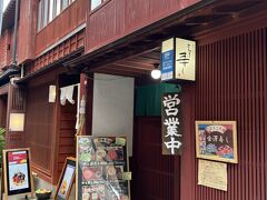 まず予約していた　金澤寿しさんへ
昔の建物をそのまま利用
雰囲気があり　天井が低いです
メインの通りを　ちょっと入ります