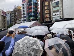 記念日の１０月１４日、雨降りの中、記念式典が新橋ＳＬ広場で行われていました。