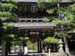 駅から知恩寺へ向かいます
こちらは山門
三人寄れば文殊の知恵の　文殊菩薩が祀られているとか