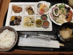 翌朝。
夜中、喘息発作で余り眠れなかった。
それでも吸入と薬で発作を治め、朝方少しうとうとできた。

朝食に行く。
JALシティ青森は朝食が有名とのことだったので、ちょっと期待してオープン時間に行く。
が、期待しすぎたらしい。

美味しいか、と聞かれたら普通と答える。
りんごを使ったメニューと、のっけ丼にする帆立貝の貝にのった魚介類があるっていうくらい。

よくテレビなどで見る北海道のビジホの朝食バイキングの、いくらかけ放題！とかそういった感じではなかった。まあ、北海道ではないので仕方ないし、周りには有名な市場もたくさんあるし、本当に美味しい朝ごはんを食べたい人はそういうところに行くんだろう。
