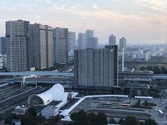 前に見えるのはダイワロイネット
白いのがりんかい線の国際展示場駅です。