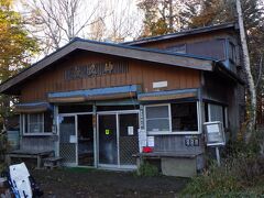 夜叉神峠を通過後、視界が開ける。
7:05着　夜叉神峠小屋。