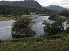 この津川地区は越後と会津を結ぶ、交易路の重要な中継点でした。
河口部の新潟から中流域の津川までの区間は水運で、津川から
会津若松は陸運とし、現代でいうロジスティック・ハブとして大いに
栄えたということです。全盛時には河港の津川には帆掛け船が150隻も
発着していたとか。 今となっては往時の賑わいを想起するのは難しい。
けれど、街のそこかしこに豊かさの蓄積、あるいは繁栄の面影が見受け
られました。