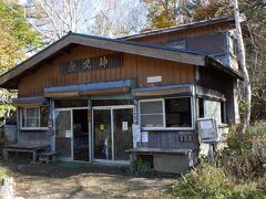 12:46着　夜叉神峠小屋。
南御室小屋より下山開始し、ここまで1時間56分。殆ど休みなしで下山してきたので、ここで小休憩。