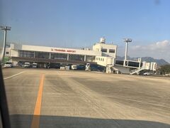 対馬空港到着。
ボーディングブリッジあることに驚き。