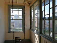 旧東奥義塾外人教師館には2階テラスに子供用のブランコ。
外人教師家族の生活の様子が伺えます。