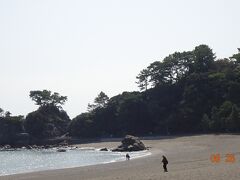 定番の桂浜へ　砂浜に五色石と呼ばれるカラフルな石が打ち上げられており、貝がらがあまりなく不思議な浜です。