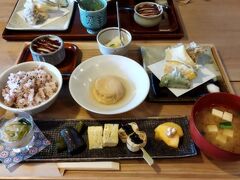 いきなり料理の写真ですが…。
お店が奥まってて、外観の写真を撮ってません(>_<)
予約でいっぱいでしたが、ちょうと12時予約のお客さんが来なくて連絡取れないらしく、ちょっと待って下さいと言われました。
そして、13時までで良かったらと言われて入ることが出来ました。
ラッキー♪
日光ゆば懐石。2200円。