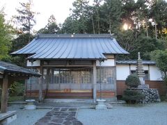 守源寺本堂　日蓮宗の一寺、創建1661年、開山は乗善院日連上人です。山門を通り、石段を登ると正面に本堂、石造七重塔、箱根七福神の大黒天があります