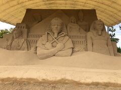 砂の美術館は2006年より鳥取砂丘で定期的に開催されている砂の彫刻を展示した美術館。 1年毎にテーマを変えて展示を実施しているそうです。今年はエジプト。入口からいきなりデカイ彫刻（砂）です。