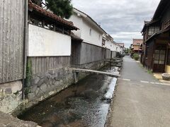 本日の宿’三朝温泉’への道中、倉吉に寄ってみました。鳥取砂丘から１時間くらいです。倉吉白壁土蔵群には江戸・明治期の建造物が多いそうで、国の重要伝統的建造物群保存地区に選ばれています。