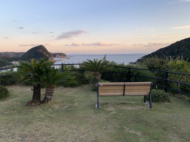 階段を下りてホテルの外をお散歩。<br />海が見えていい感じ。