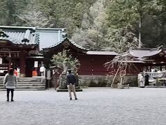 箱根関所を後にして、次に向かったのは箱根神社です。
箱根神社のご祭神は、天照大神(あまてらすおおみかみ)の孫のににぎのみこと、その妻である このはなさくやひめのみこと、その子供の ひこほほでみのみこと(神武天皇の祖父)です。
