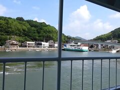笠岡の伏越港でフェリーに乗船。
しばらくは運河のような水路を通って行く。