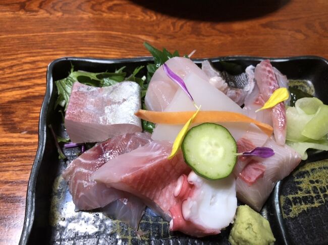 刺身は厚切り。<br />一切れもらいました。