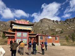 はい到着。ここはアリアバル寺院（又はアリアパルー呼び名が統一されてません）という仏教のお寺です。

D君、入場料を支払います。

「アリアパラ　メディテーション　アンド　イニシエーション　センター」とスポットで紹介されてますね。観光用に整備されている寺院かもですね。