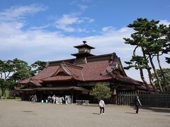 箱館奉行所の周辺には立派な背の高い松の木がたくさんあります