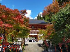 京都についてホテルに荷物を預け、地下鉄とバスを乗り継いで最初に向かったのは鞍馬寺。

なんといい天気。