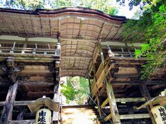 途中の由岐神社。拝殿の間が通路になっています。割り拝殿と言うそうです。おもしろい。